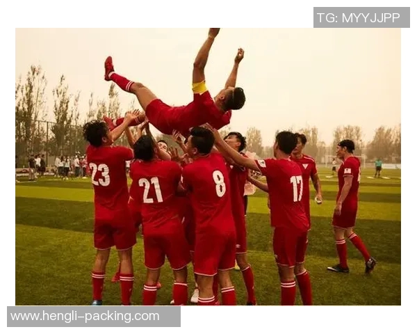 国外足球明星抵达中国引发热烈欢迎粉丝齐聚机场争相合影留念